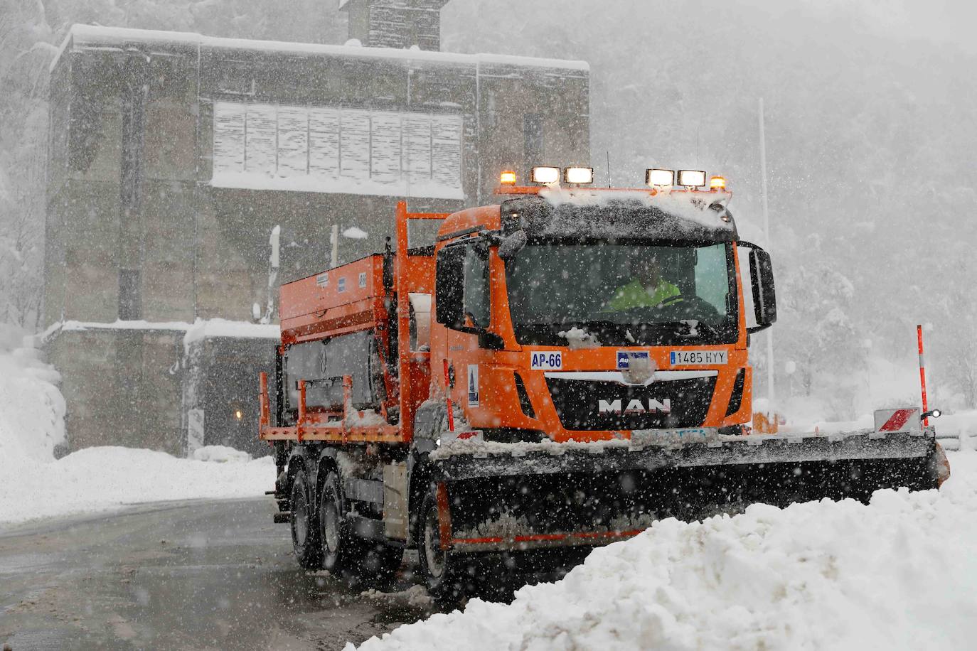 Las intensas nevadas obligaron a cerrar el tráfico en la principal vía de comunicación entre Asturias y la meseta, por lo que muchos camioneros, sin opción tampoco a conducir por Pajares, se quedaron tirados.