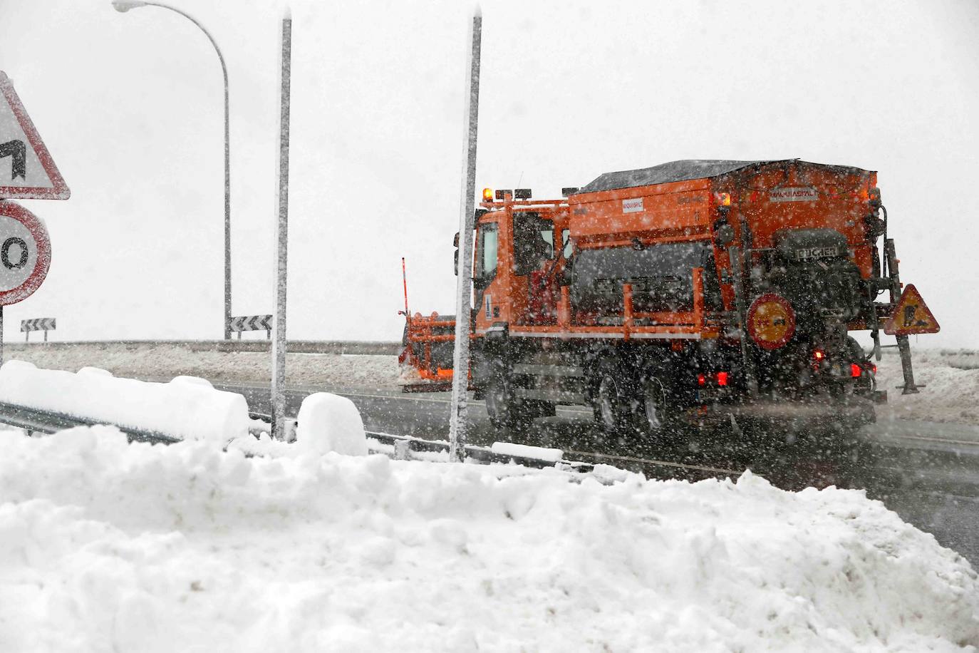 Las intensas nevadas obligaron a cerrar el tráfico en la principal vía de comunicación entre Asturias y la meseta, por lo que muchos camioneros, sin opción tampoco a conducir por Pajares, se quedaron tirados.