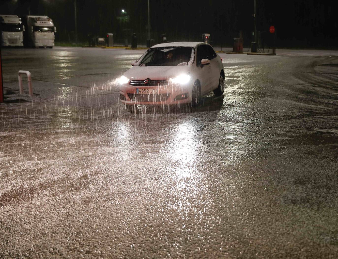 Las intensas nevadas obligaron a cerrar el tráfico en la principal vía de comunicación entre Asturias y la meseta, por lo que muchos camioneros, sin opción tampoco a conducir por Pajares, se quedaron tirados.