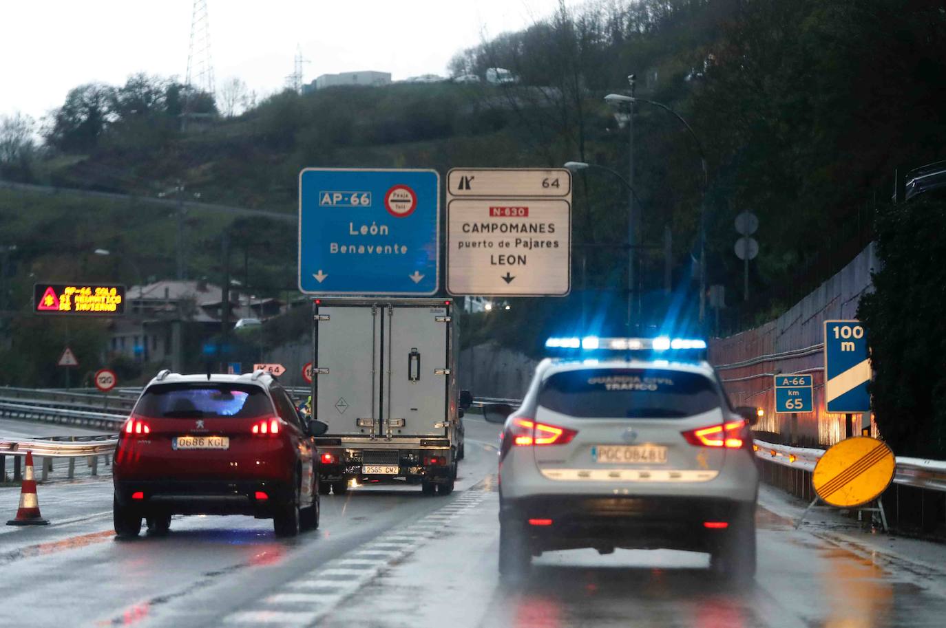 Las intensas nevadas obligaron a cerrar el tráfico en la principal vía de comunicación entre Asturias y la meseta, por lo que muchos camioneros, sin opción tampoco a conducir por Pajares, se quedaron tirados.