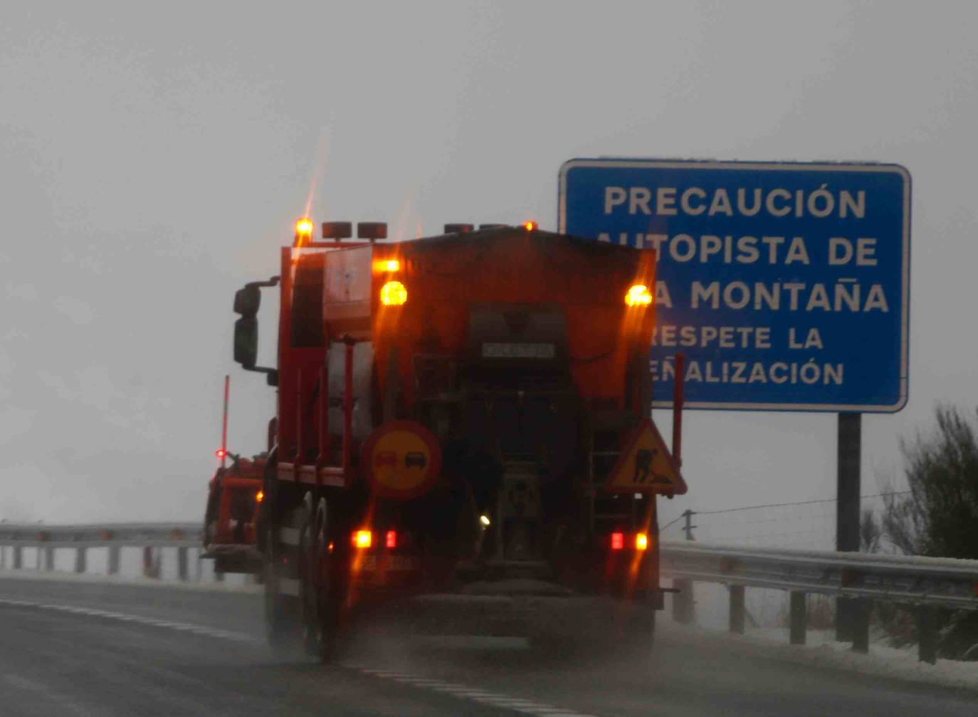 Las intensas nevadas obligaron a cerrar el tráfico en la principal vía de comunicación entre Asturias y la meseta, por lo que muchos camioneros, sin opción tampoco a conducir por Pajares, se quedaron tirados.