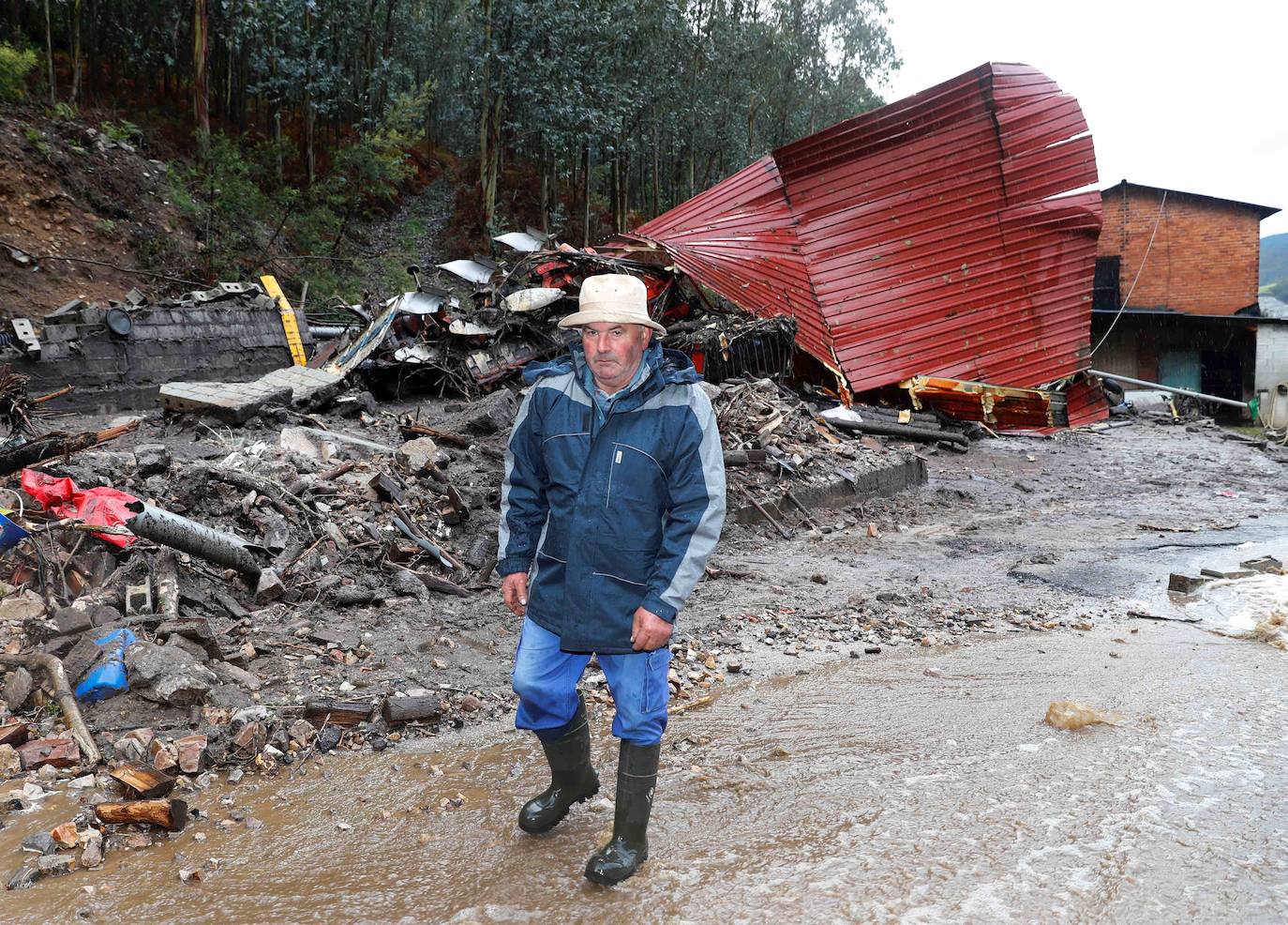 Las fuertes lluvias registradas en las últimas horas en Asturias han provocado dos desprendimientos de tierra en Villazón (Salas), uno de los cuales ha afectado a parte de una vivienda sin causar heridos, y el otro ha destrozado una nave y provocado la muerte de varios animales