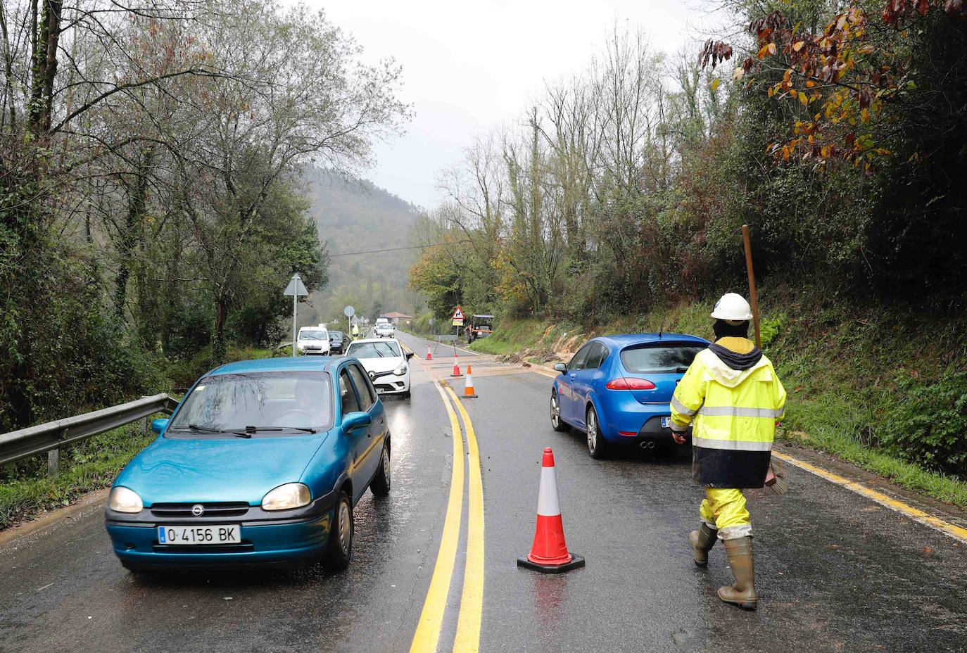 Las fuertes lluvias registradas en las últimas horas en Asturias han provocado dos desprendimientos de tierra en Villazón (Salas), uno de los cuales ha afectado a parte de una vivienda sin causar heridos, y el otro ha destrozado una nave y provocado la muerte de varios animales