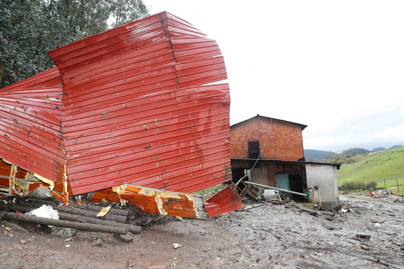 Las fuertes lluvias registradas en las últimas horas en Asturias han provocado dos desprendimientos de tierra en Villazón (Salas), uno de los cuales ha afectado a parte de una vivienda sin causar heridos, y el otro ha destrozado una nave y provocado la muerte de varios animales