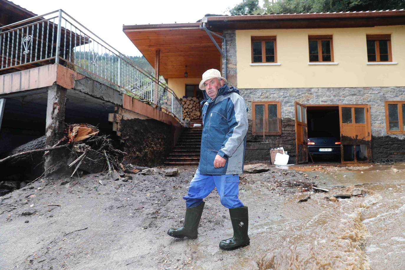 Las fuertes lluvias registradas en las últimas horas en Asturias han provocado dos desprendimientos de tierra en Villazón (Salas), uno de los cuales ha afectado a parte de una vivienda sin causar heridos, y el otro ha destrozado una nave y provocado la muerte de varios animales