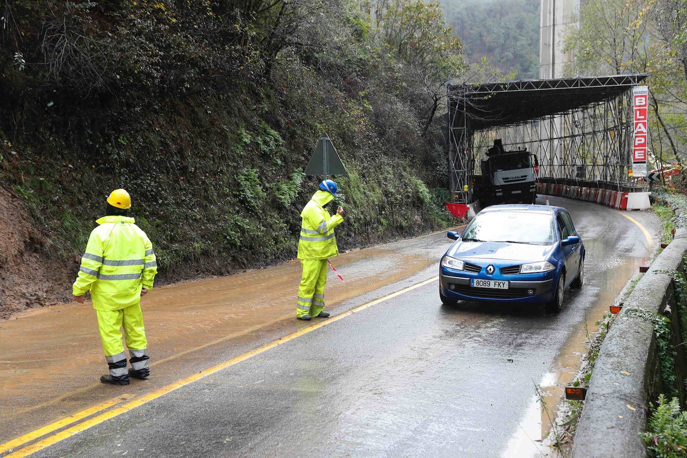 Las fuertes lluvias registradas en las últimas horas en Asturias han provocado dos desprendimientos de tierra en Villazón (Salas), uno de los cuales ha afectado a parte de una vivienda sin causar heridos, y el otro ha destrozado una nave y provocado la muerte de varios animales