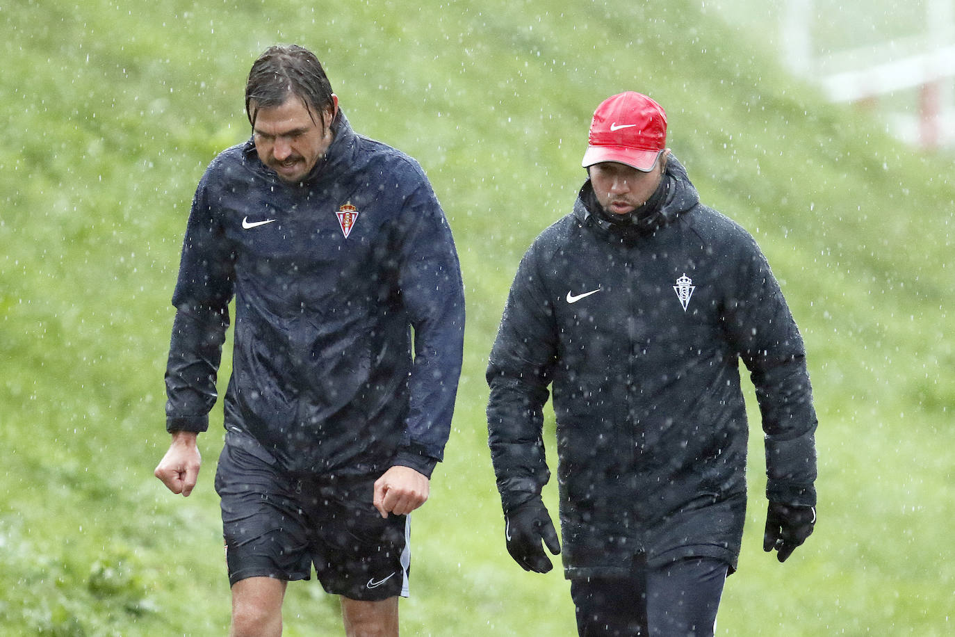 Los rojiblancos tuvieron que retirarse del entrenamiento por las fuertes lluvias. 