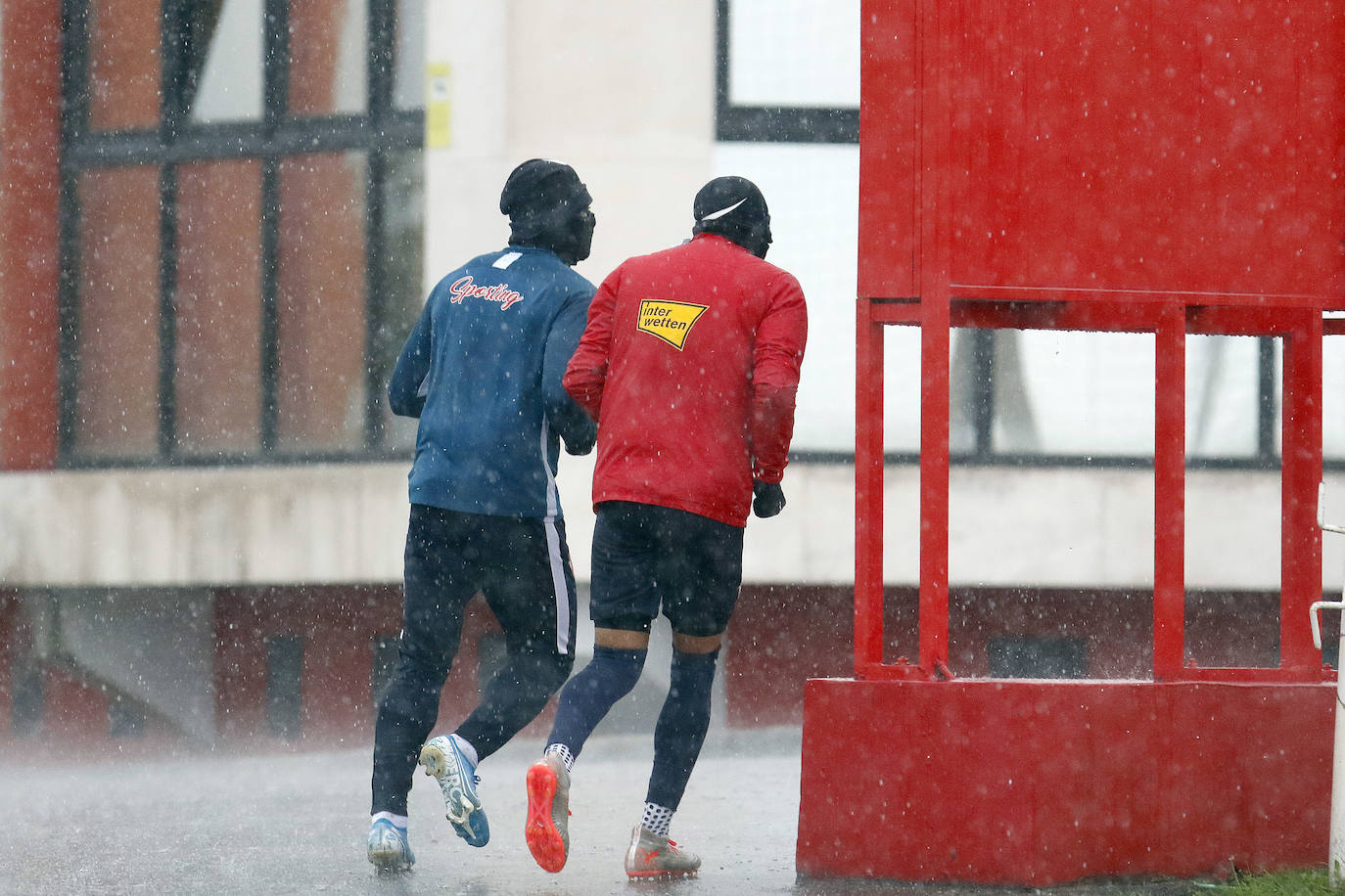 Los rojiblancos tuvieron que retirarse del entrenamiento por las fuertes lluvias. 