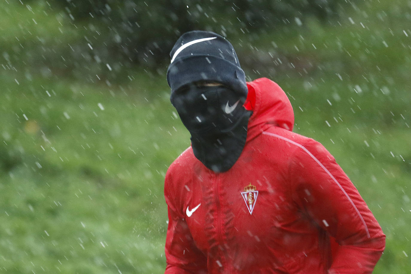 Los rojiblancos tuvieron que retirarse del entrenamiento por las fuertes lluvias. 