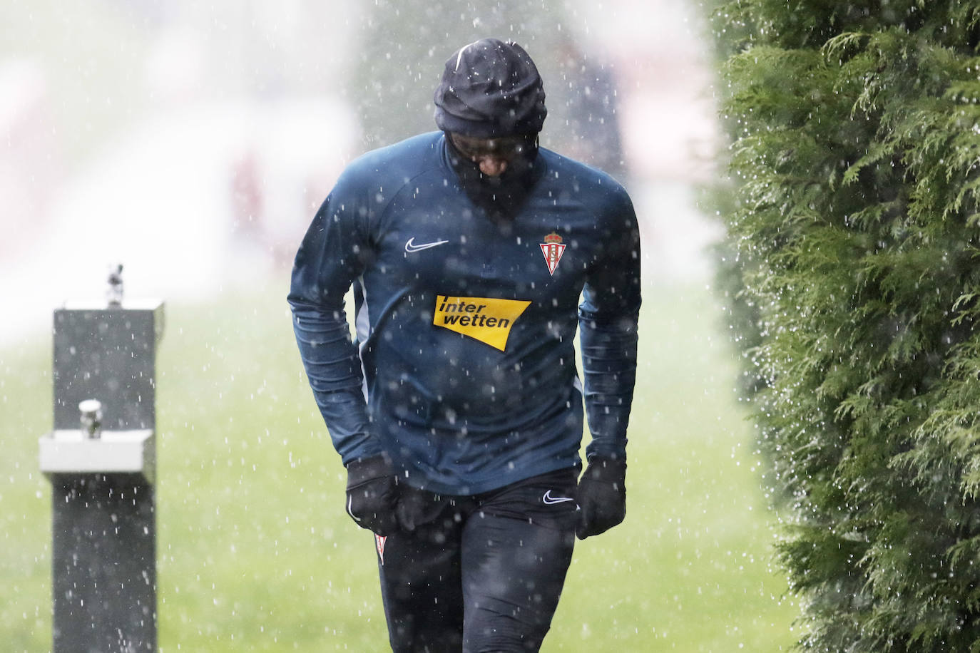 Los rojiblancos tuvieron que retirarse del entrenamiento por las fuertes lluvias. 