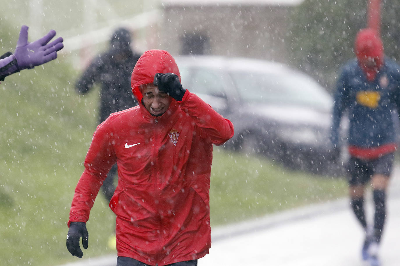 Los rojiblancos tuvieron que retirarse del entrenamiento por las fuertes lluvias. 