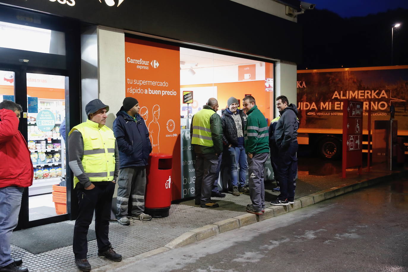 Las intensas nevadas obligaron a cerrar el tráfico en la principal vía de comunicación entre Asturias y la meseta, por lo que muchos camioneros, sin opción tampoco a conducir por Pajares, se quedaron tirados.