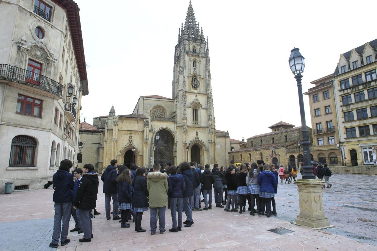 La plaza de la Catedral lució ayer abarrotada de estudiantes de centros de Asturias. 