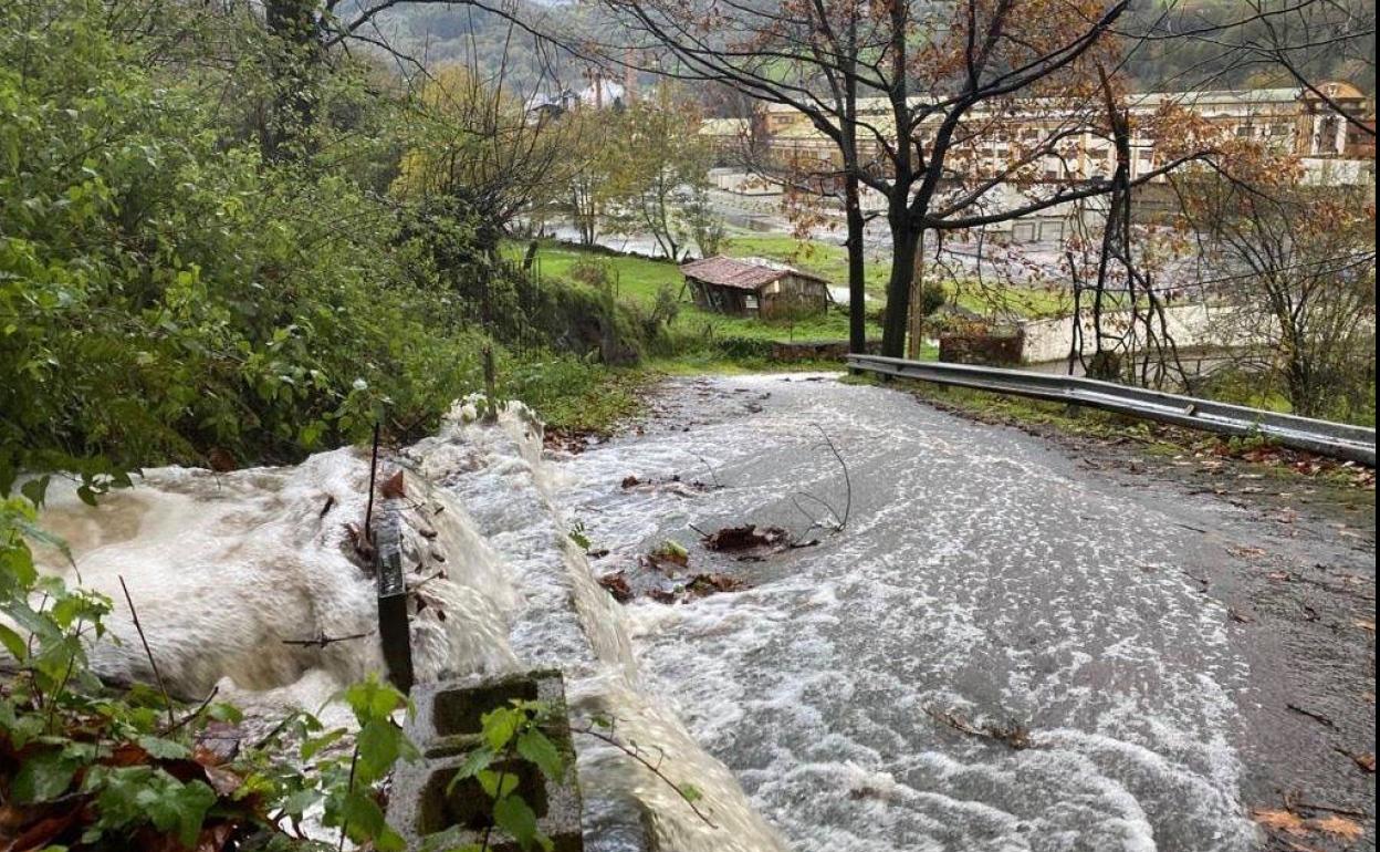 Temporal en Asturias | La acumulación de lluvias corta carreteras en Trubia y San Claudio