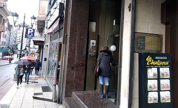 Portal de la calle Santa Clara en la que se han encontrado los cadáveres.