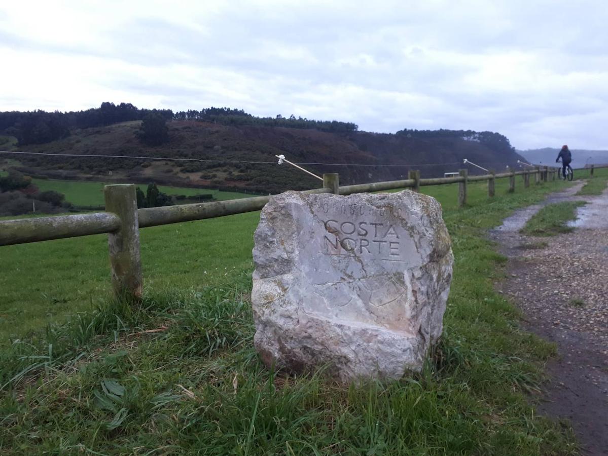 Recorremos una de las rutas costeras más espectaculares del litoral asturiano, situada entre la Playa de Arnao y San Juan de la Arena.