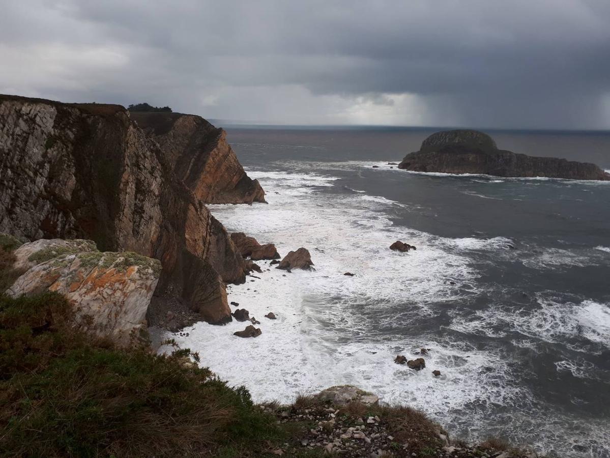 Recorremos una de las rutas costeras más espectaculares del litoral asturiano, situada entre la Playa de Arnao y San Juan de la Arena.