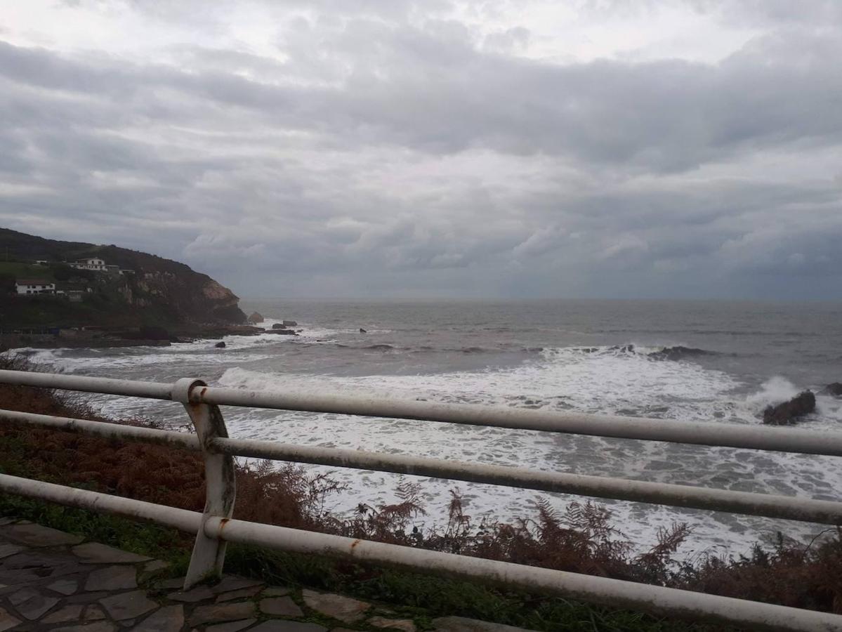 Recorremos una de las rutas costeras más espectaculares del litoral asturiano, situada entre la Playa de Arnao y San Juan de la Arena.