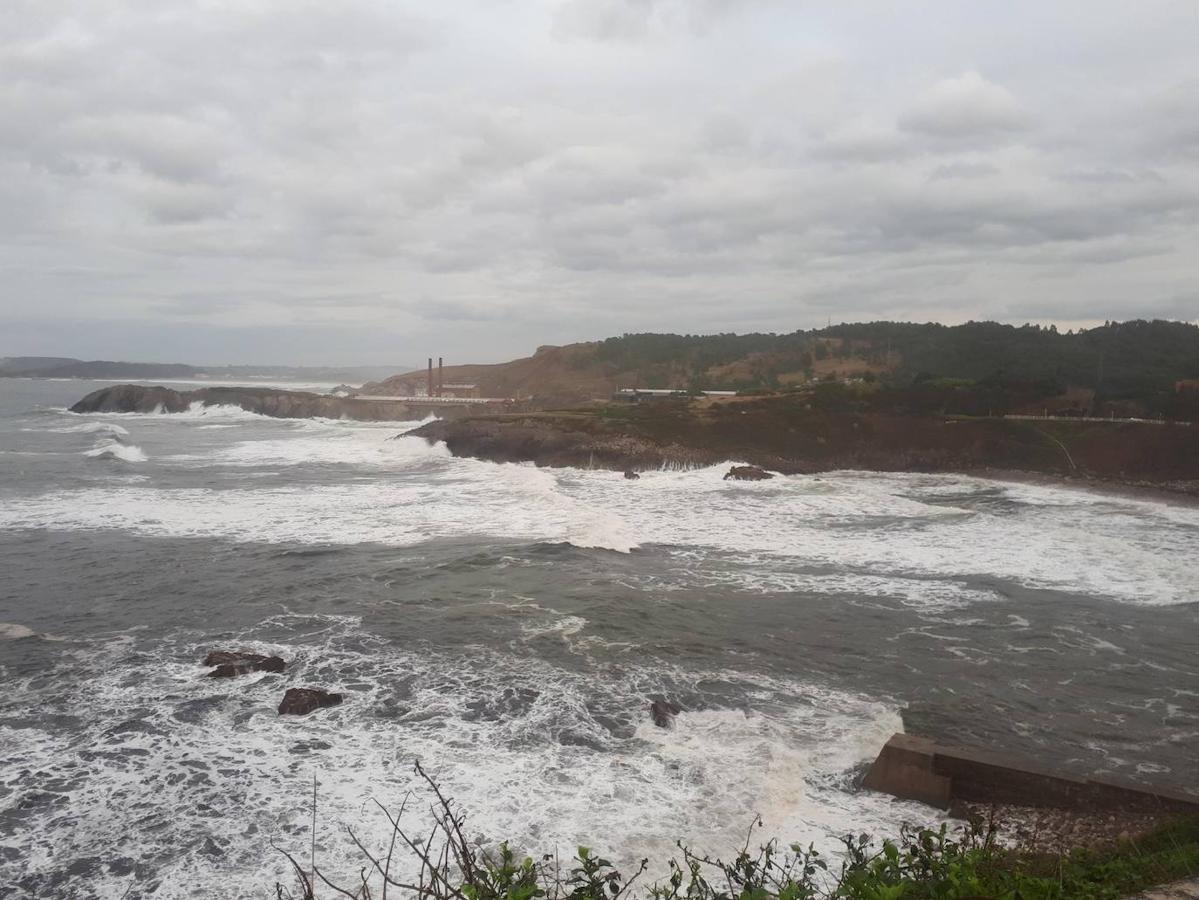 Recorremos una de las rutas costeras más espectaculares del litoral asturiano, situada entre la Playa de Arnao y San Juan de la Arena.