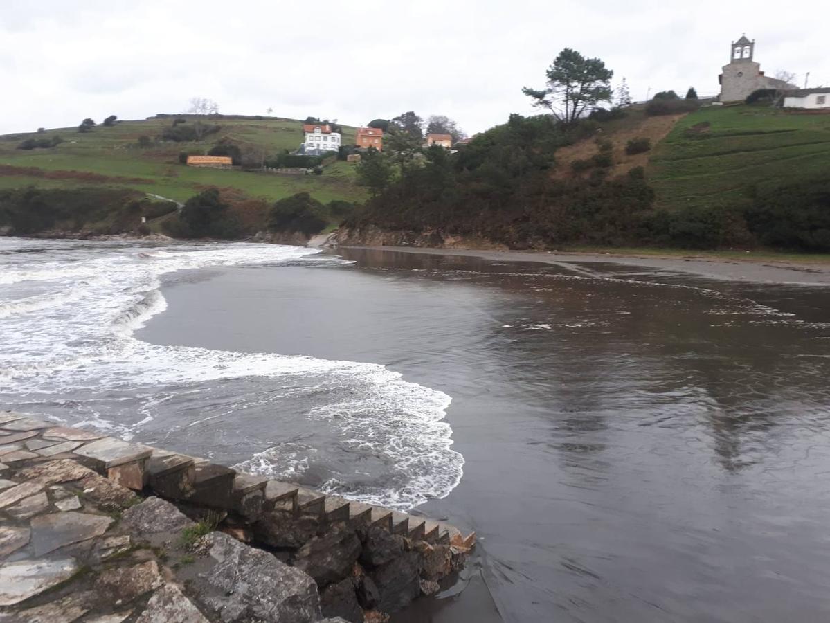 Recorremos una de las rutas costeras más espectaculares del litoral asturiano, situada entre la Playa de Arnao y San Juan de la Arena.