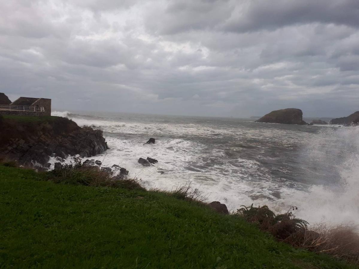 Recorremos una de las rutas costeras más espectaculares del litoral asturiano, situada entre la Playa de Arnao y San Juan de la Arena.