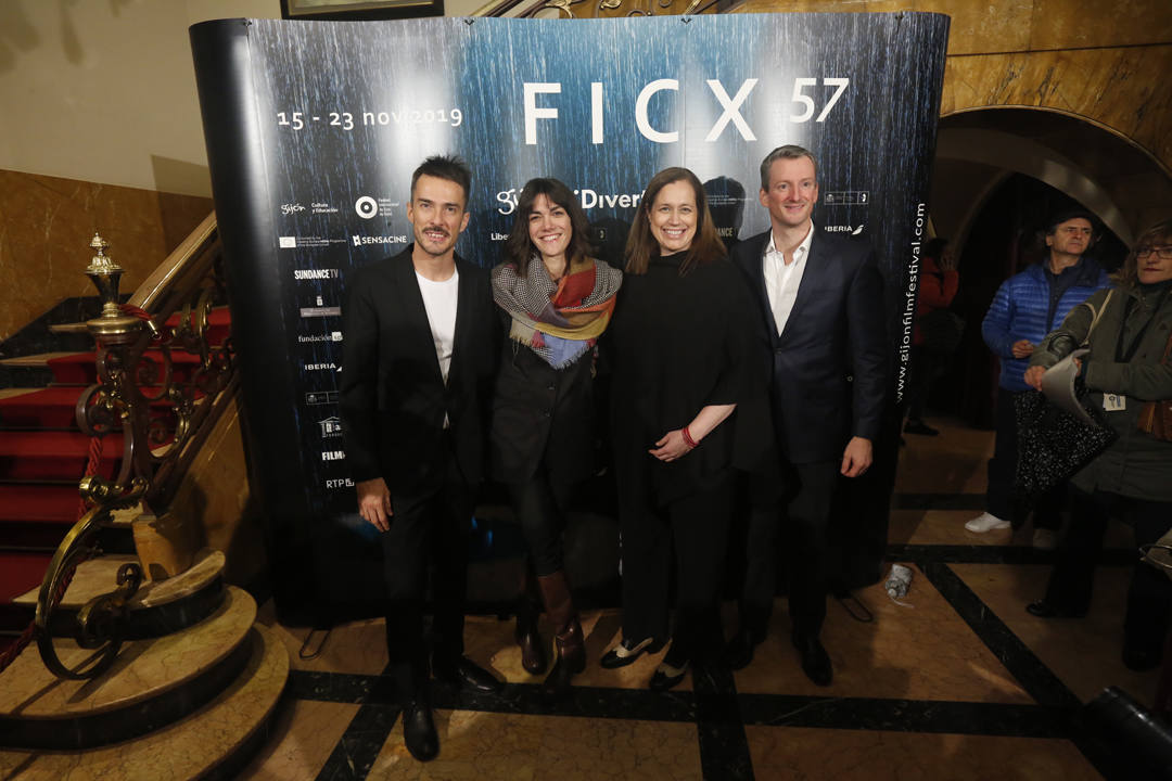 Ernesto Alterio, Quim Gutiérrez, Clara Lago y Montxo Armendáriz son algunos de los rostros conocidos de la gran pantalla que se han dado cita en Gijón con motivo del Festival Internacional de Cine de Xixón, cuya gala inaugural se ha celebrado en el Teatro Jovellanos.