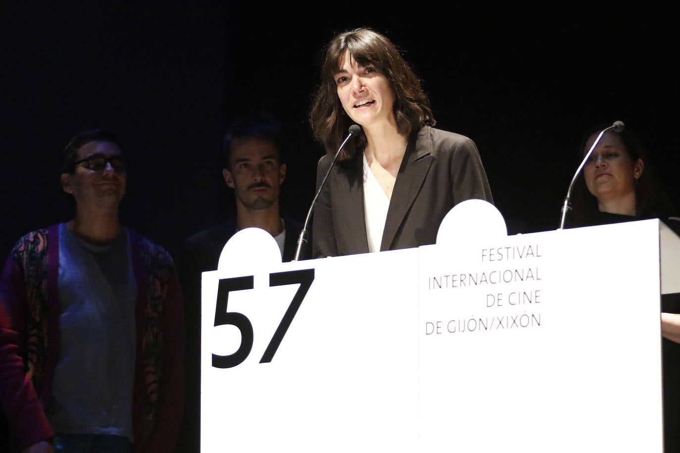 Ernesto Alterio, Quim Gutiérrez, Clara Lago y Montxo Armendáriz son algunos de los rostros conocidos de la gran pantalla que se han dado cita en Gijón con motivo del Festival Internacional de Cine de Xixón, cuya gala inaugural se ha celebrado en el Teatro Jovellanos.