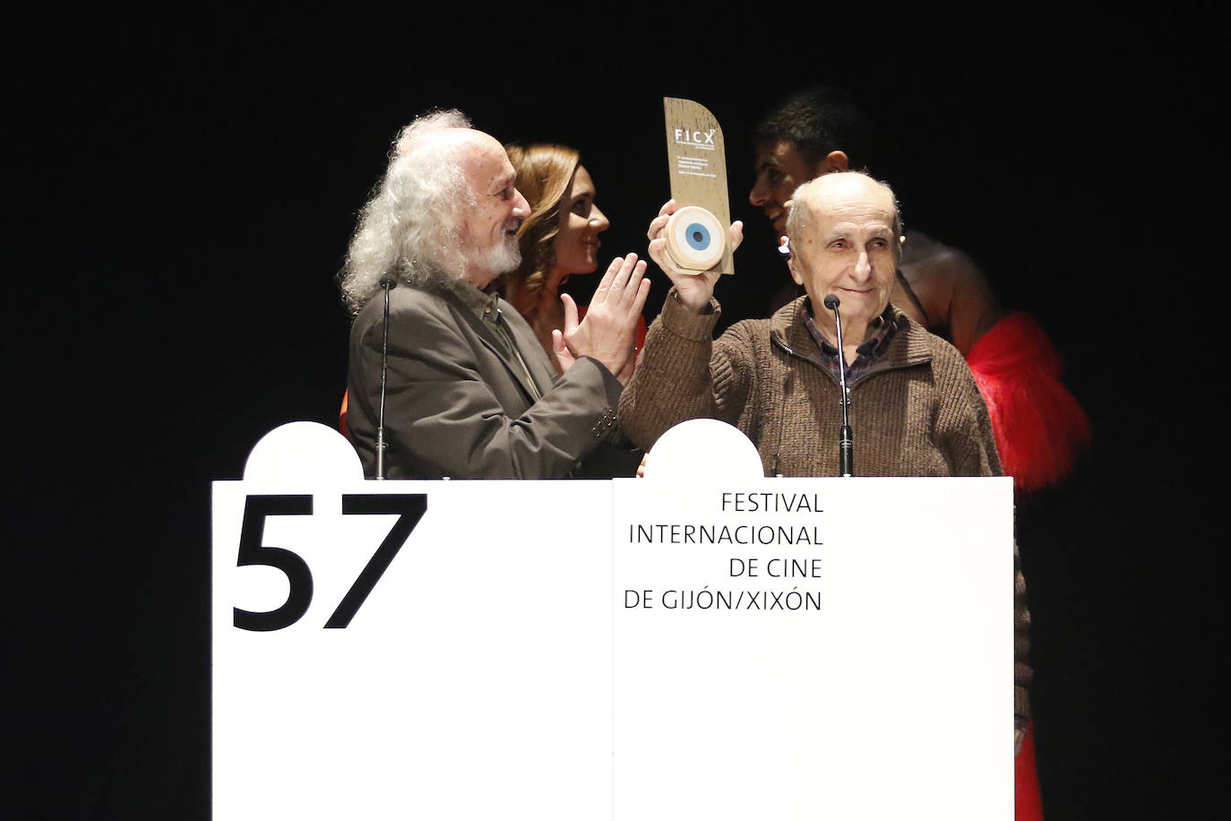 Ernesto Alterio, Quim Gutiérrez, Clara Lago y Montxo Armendáriz son algunos de los rostros conocidos de la gran pantalla que se han dado cita en Gijón con motivo del Festival Internacional de Cine de Xixón, cuya gala inaugural se ha celebrado en el Teatro Jovellanos.