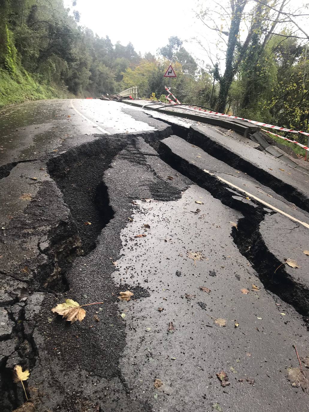 Así ha quedado la carretera que comunica Colunga y Lastres tras el temporal