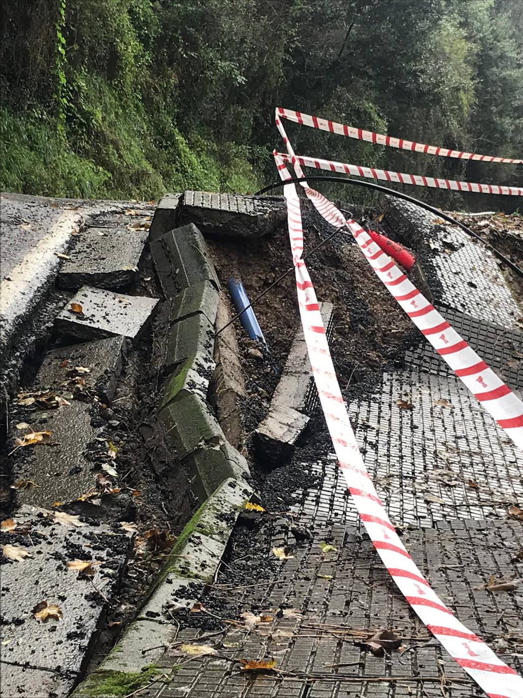 Así ha quedado la carretera que comunica Colunga y Lastres tras el temporal