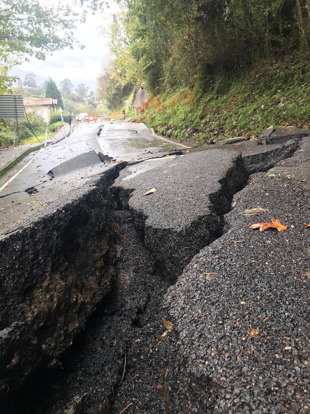 Así ha quedado la carretera que comunica Colunga y Lastres tras el temporal