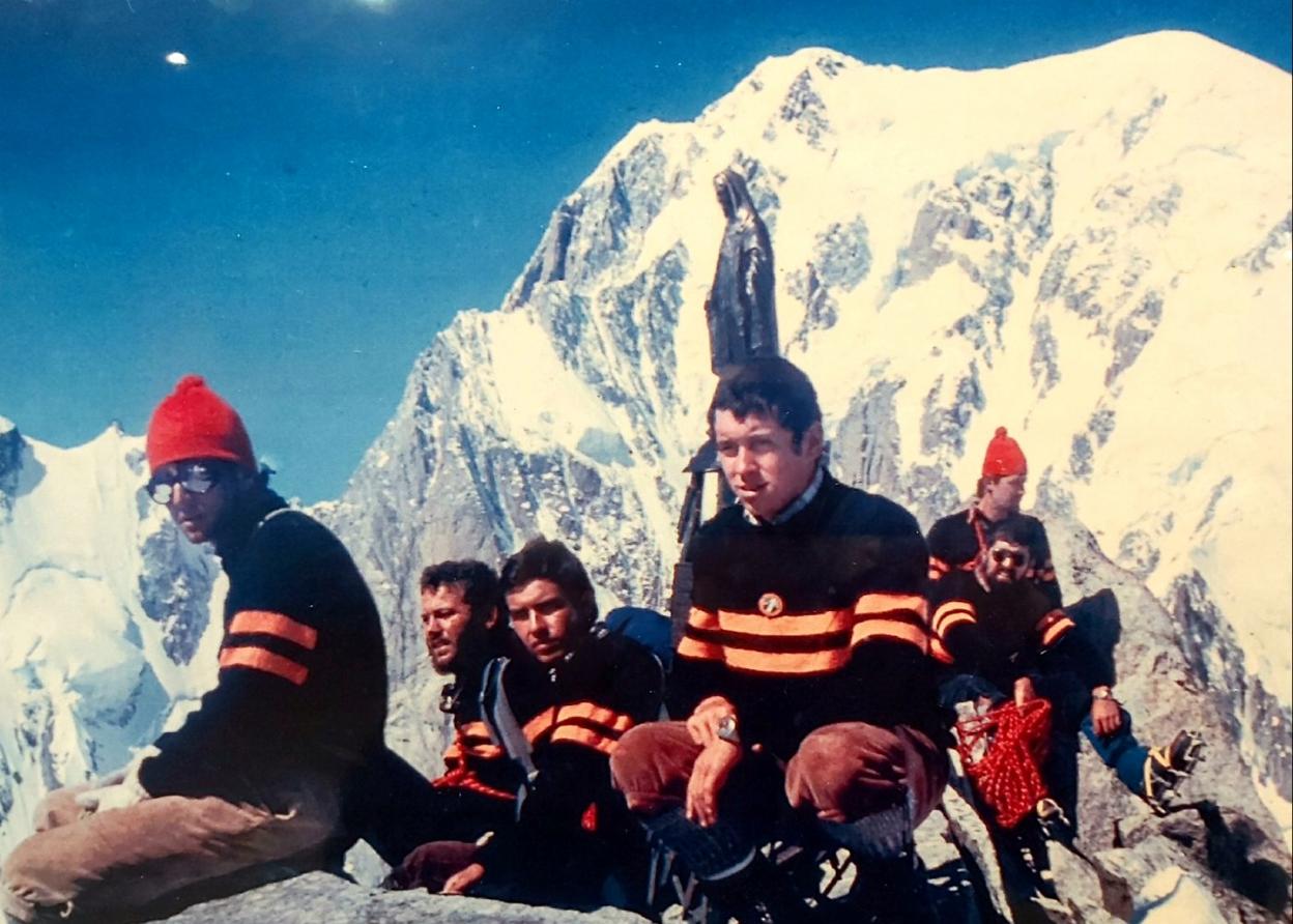Los montañeros piloñeses, en la cima de la Petite Aguille Verte. 