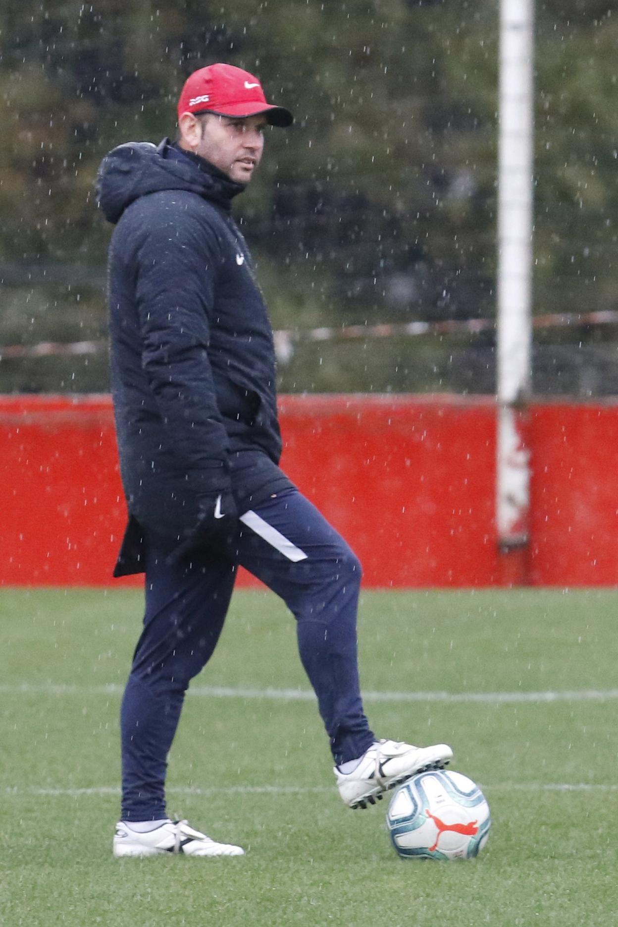 José Alberto, en un instante de la sesión de ayer, justo antes de que el equipo regresase al vestuario por la granizada. 