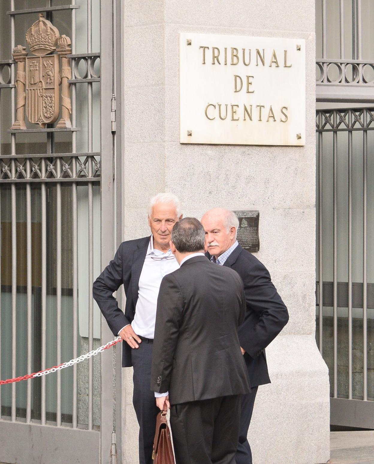 José Luis Díaz Rato y Fernando Menéndez Rexach conversan con uno de sus asesores (de espaldas), en septiembre, tras declarar en el Tribunal de Cuentas. 