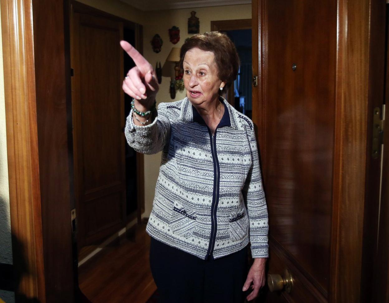 Las goteras en casa de Rosa Domínguez llevaron al administrador a pedir ayuda a los bomberos. 