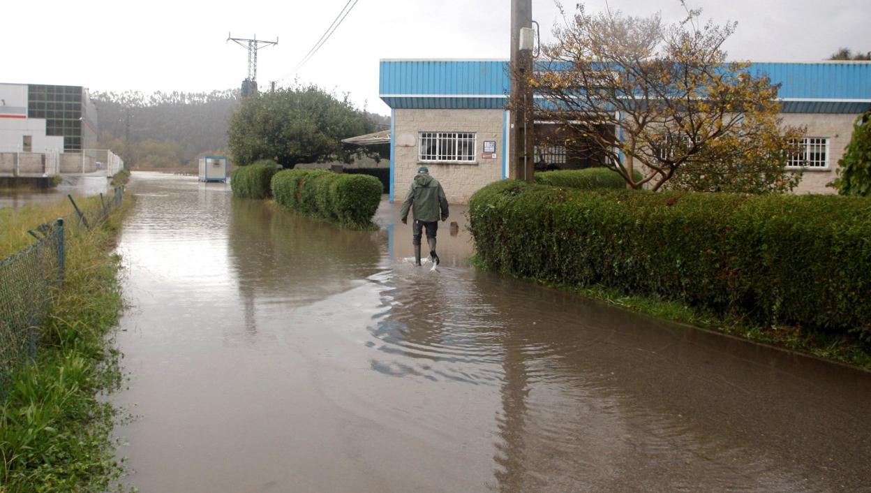 El polígono industrial de Riberas, en Soto del Barco, afectado por el desbordamiento del Nalón. 