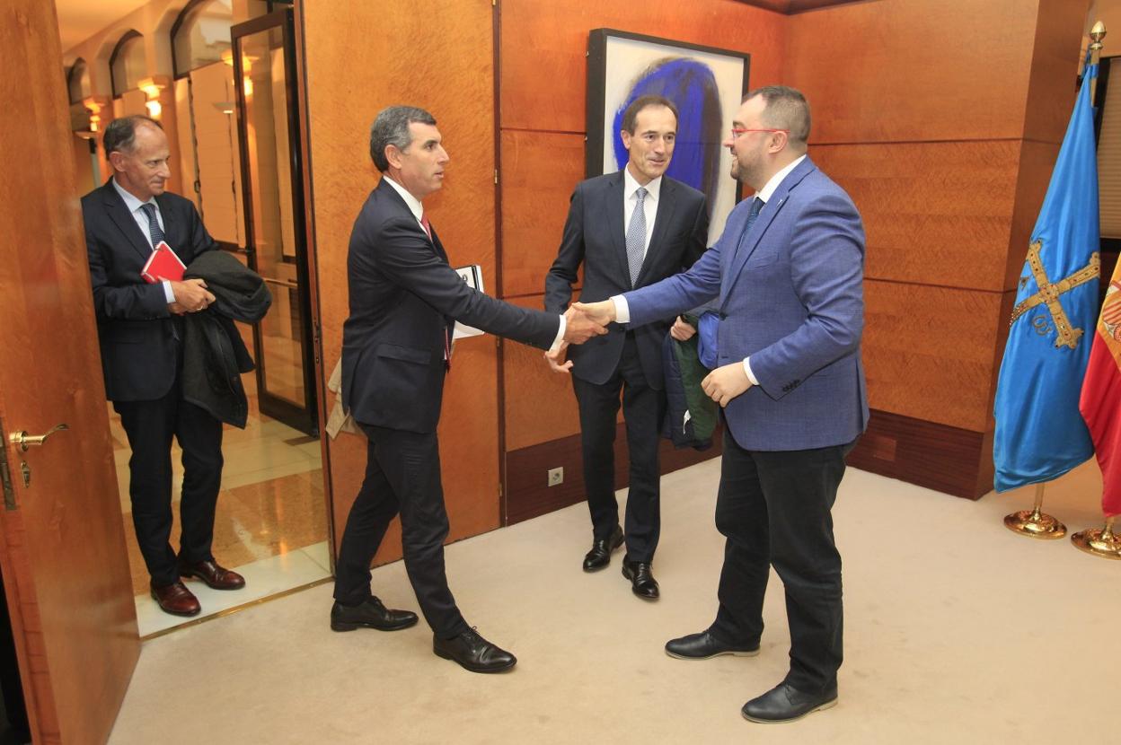 Rui Teixeira saluda a Adrián Barbón en presencia de Javier Sáenz de Jubera y Manuel Menéndez. 