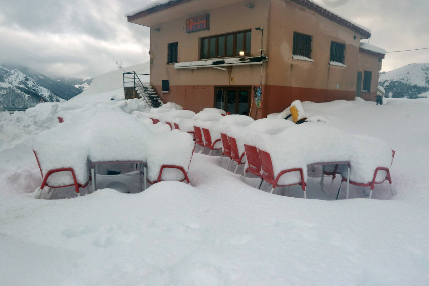 Las nevadas siguen siendo protagonistas en Pajares y en Tarna, que se ha quedado sin luz y sin señal de televisión.