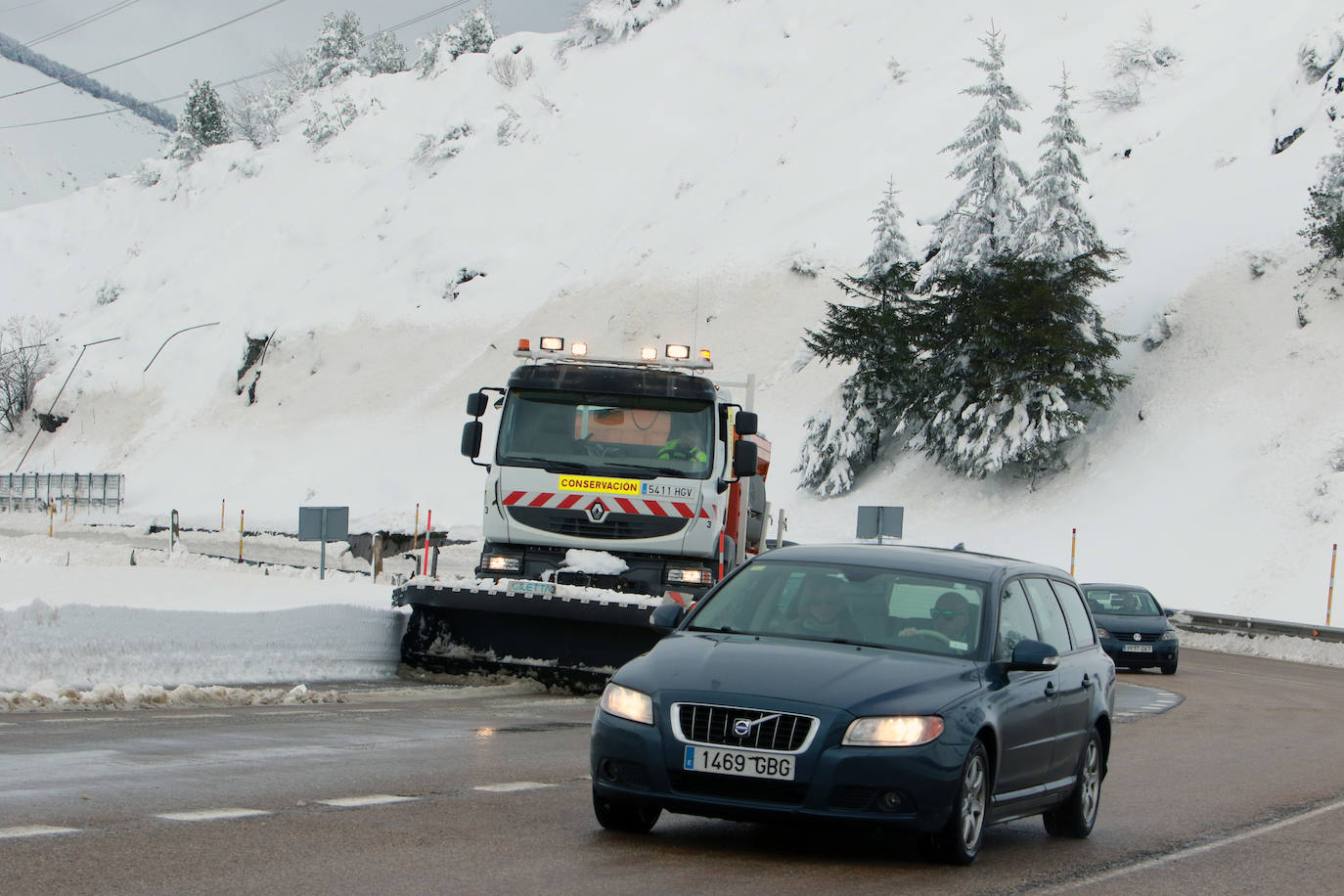 Las nevadas siguen siendo protagonistas en Pajares y en Tarna, que se ha quedado sin luz y sin señal de televisión.