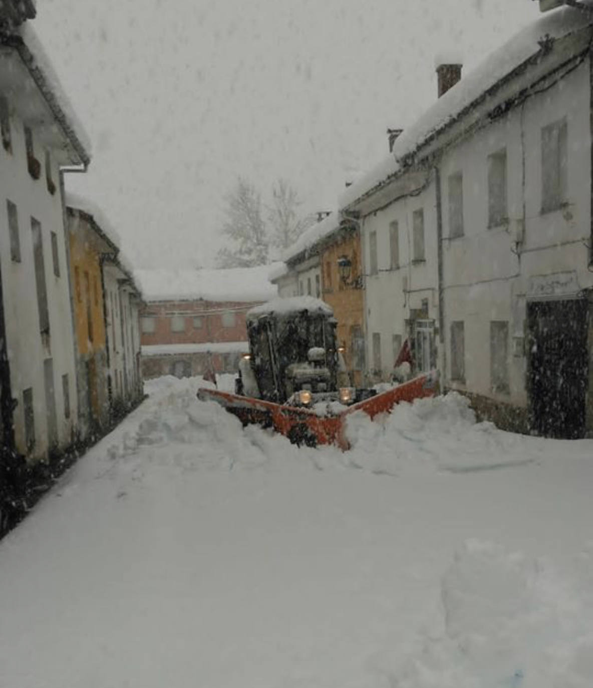 Las nevadas siguen siendo protagonistas en Pajares y en Tarna, que se ha quedado sin luz y sin señal de televisión.