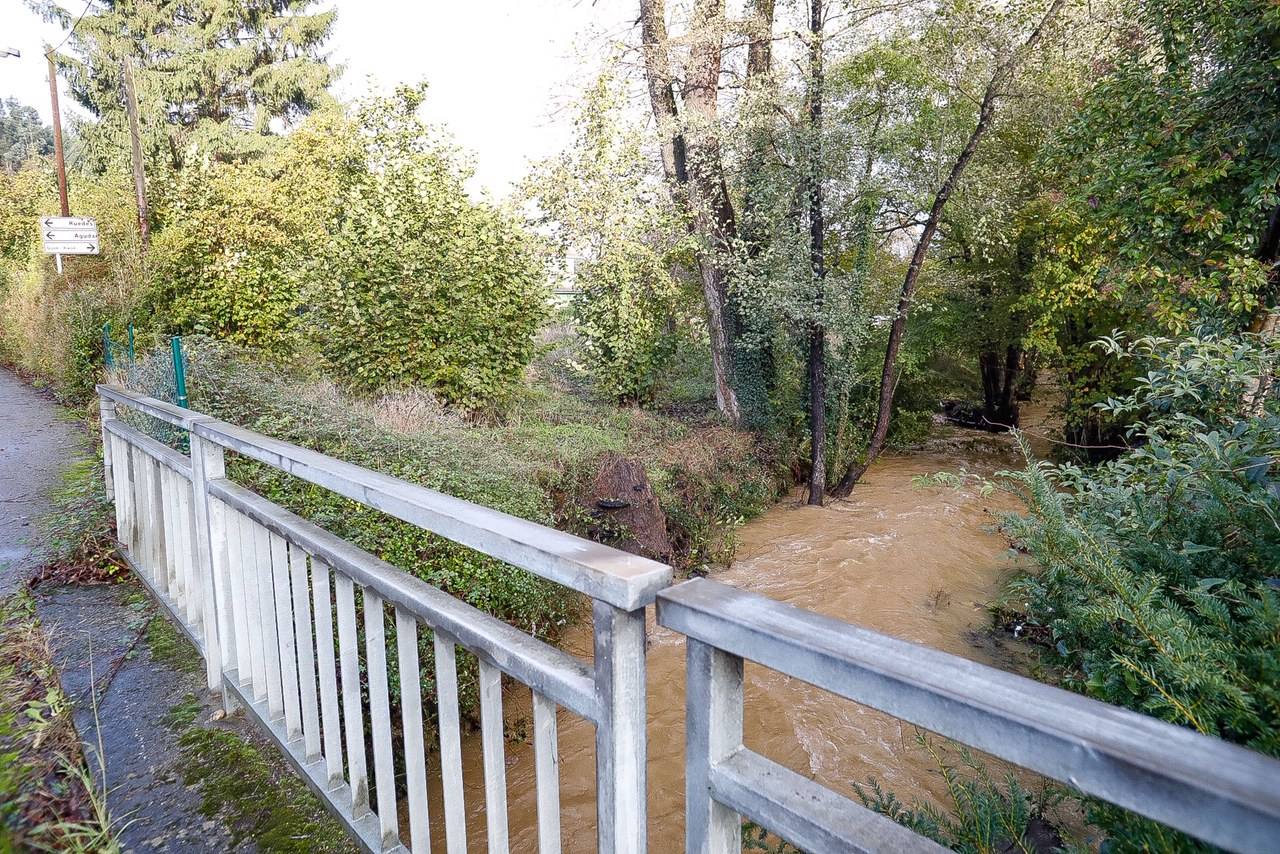 El aumento del nivel del agua presisa extremar la vigilancia en los ríos asturianos. Así amanecían este sábado el río Pinzales y el Piles, en Gijón, tras las fuertes precipitaciones.