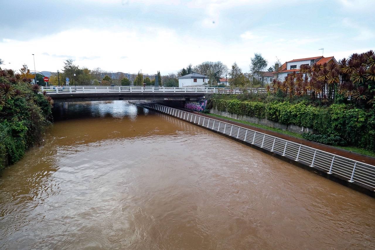 El aumento del nivel del agua presisa extremar la vigilancia en los ríos asturianos. Así amanecían este sábado el río Pinzales y el Piles, en Gijón, tras las fuertes precipitaciones.