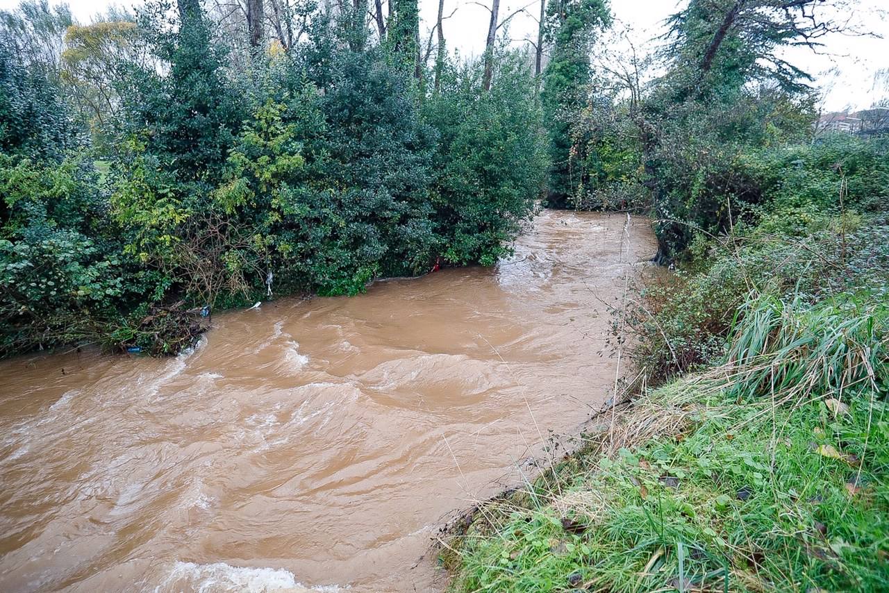 El aumento del nivel del agua presisa extremar la vigilancia en los ríos asturianos. Así amanecían este sábado el río Pinzales y el Piles, en Gijón, tras las fuertes precipitaciones.