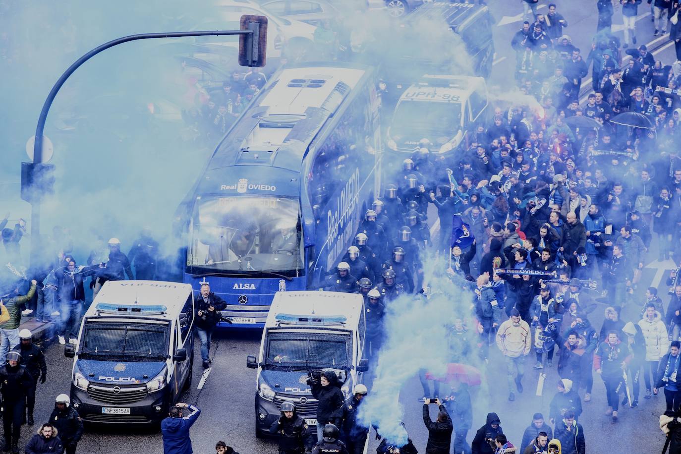 Los aficionados del Real Oviedo han escoltado a los jugadores desde la salida del hotel hasta la llegada al Carlos Tartiere. 