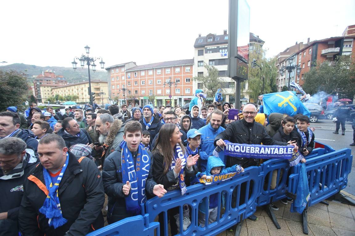 Los aficionados del Real Oviedo han escoltado a los jugadores desde la salida del hotel hasta la llegada al Carlos Tartiere. 