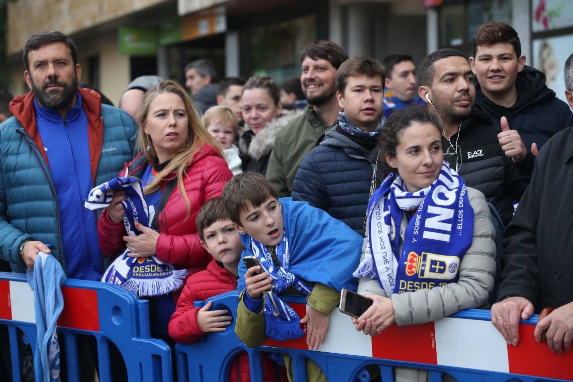 Los aficionados del Real Oviedo han escoltado a los jugadores desde la salida del hotel hasta la llegada al Carlos Tartiere. 