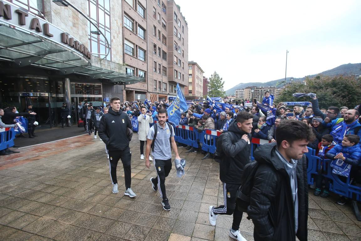 Los aficionados del Real Oviedo han escoltado a los jugadores desde la salida del hotel hasta la llegada al Carlos Tartiere. 