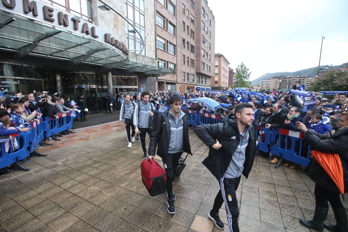 Los aficionados del Real Oviedo han escoltado a los jugadores desde la salida del hotel hasta la llegada al Carlos Tartiere. 