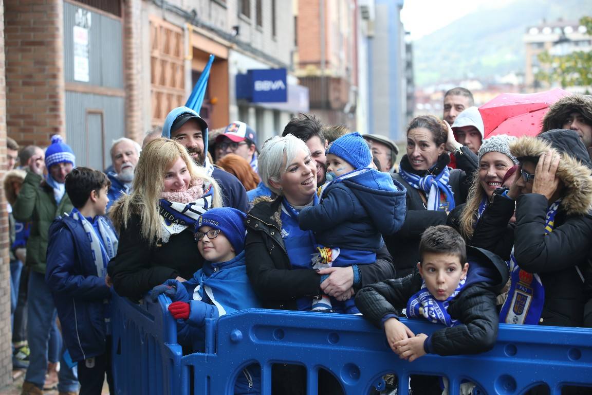 Los aficionados del Real Oviedo han escoltado a los jugadores desde la salida del hotel hasta la llegada al Carlos Tartiere. 