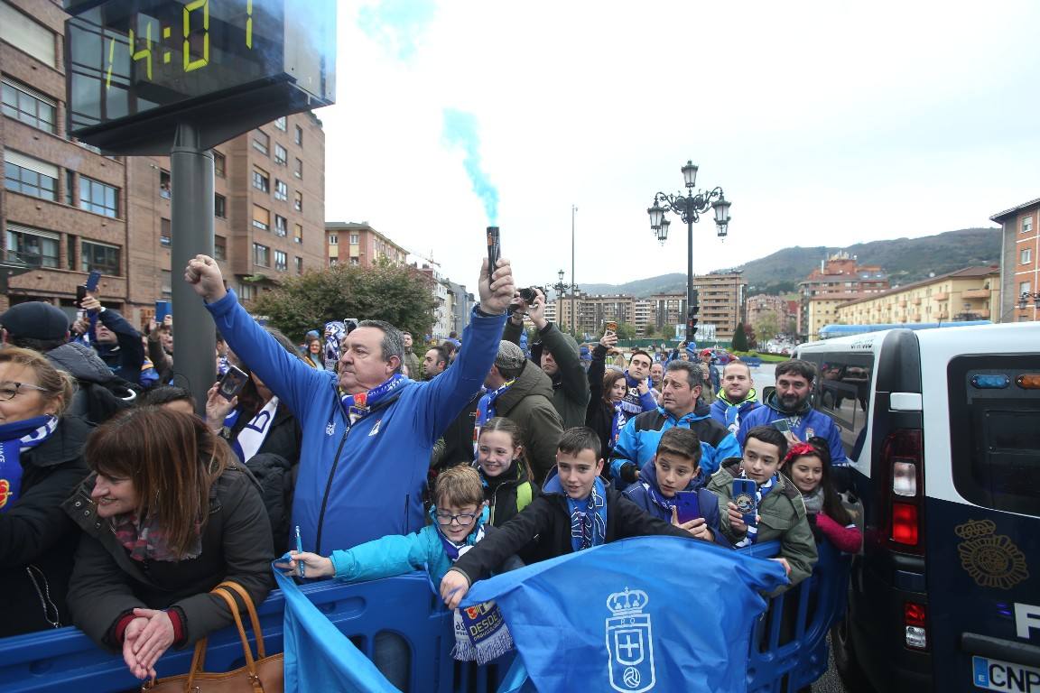 Los aficionados del Real Oviedo han escoltado a los jugadores desde la salida del hotel hasta la llegada al Carlos Tartiere. 